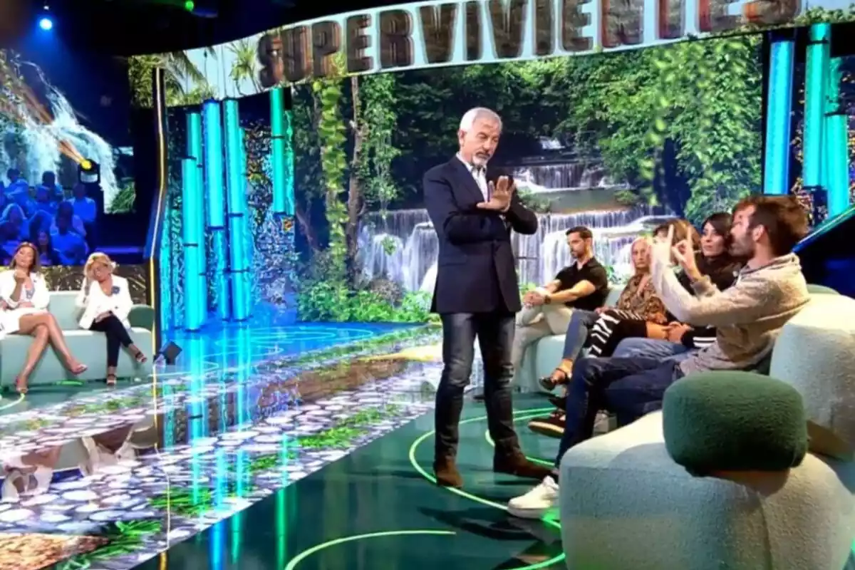 Captura de 'Supervivientes' con Carlos Sobera serio con la mano abierta hablando con Ricky sentado en el sofá el 21 de mayo de 2024 Captura de 'Supervivientes' con Carlos Sobera serio con la mano abierta hablando con Ricky sentado en el sofá el 21 de mayo de 2024