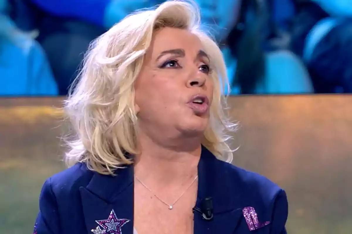 Carmen Borrego chaqueta azul decorada con estrellas, hablando en un programa de televisión. Captura de 'Supervivientes' Carmen Borrego chaqueta azul decorada con estrellas, hablando en un programa de televisión. Captura de 'Supervivientes'