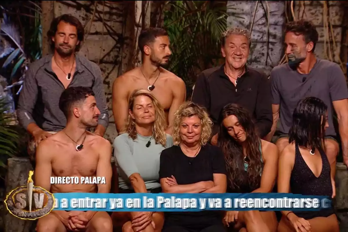 Un grupo de personas está sentado en un entorno tropical, algunas con collares, mientras un texto en la parte inferior menciona "Directo Palapa". Captura de 'Supervivientes'