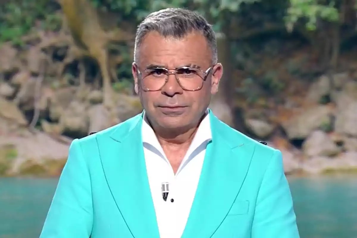 Jorge Javier Vázquez porta un vestit blau clar i una camisa blanca amb un fons de natura. Captura de 'Supervivientes'.