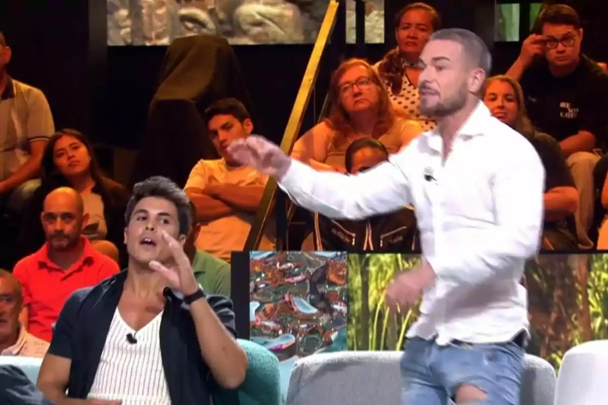 Kiko Jiménez y Tony Spina discuten apasionadamente en 'Supervivientes' mientras el público observa con atención. Captura del 21 de julio de 2024 Kiko Jiménez y Tony Spina discuten apasionadamente en 'Supervivientes' mientras el público observa con atención. Captura del 21 de julio de 2024