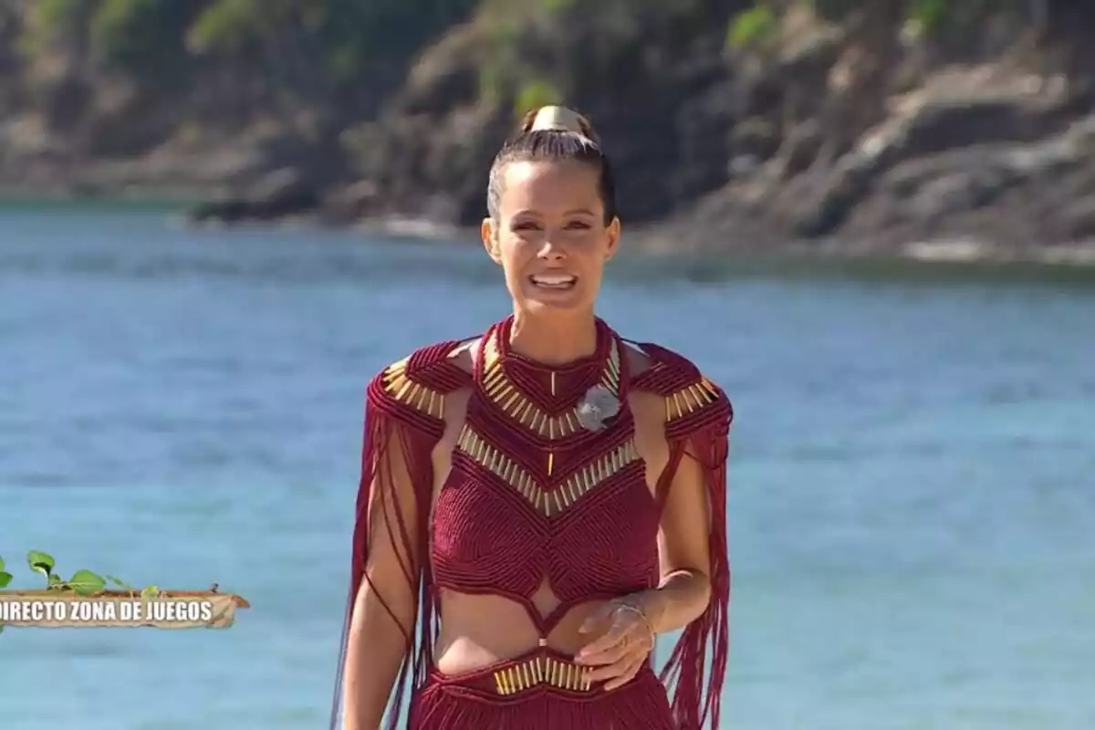 Captura de 'Supervivientes' con Laura Madrueño con el pelo recogido vestida de rojo el 21 de marzo de 2024 Captura de 'Supervivientes' con Laura Madrueño con el pelo recogido vestida de rojo el 21 de marzo de 2024