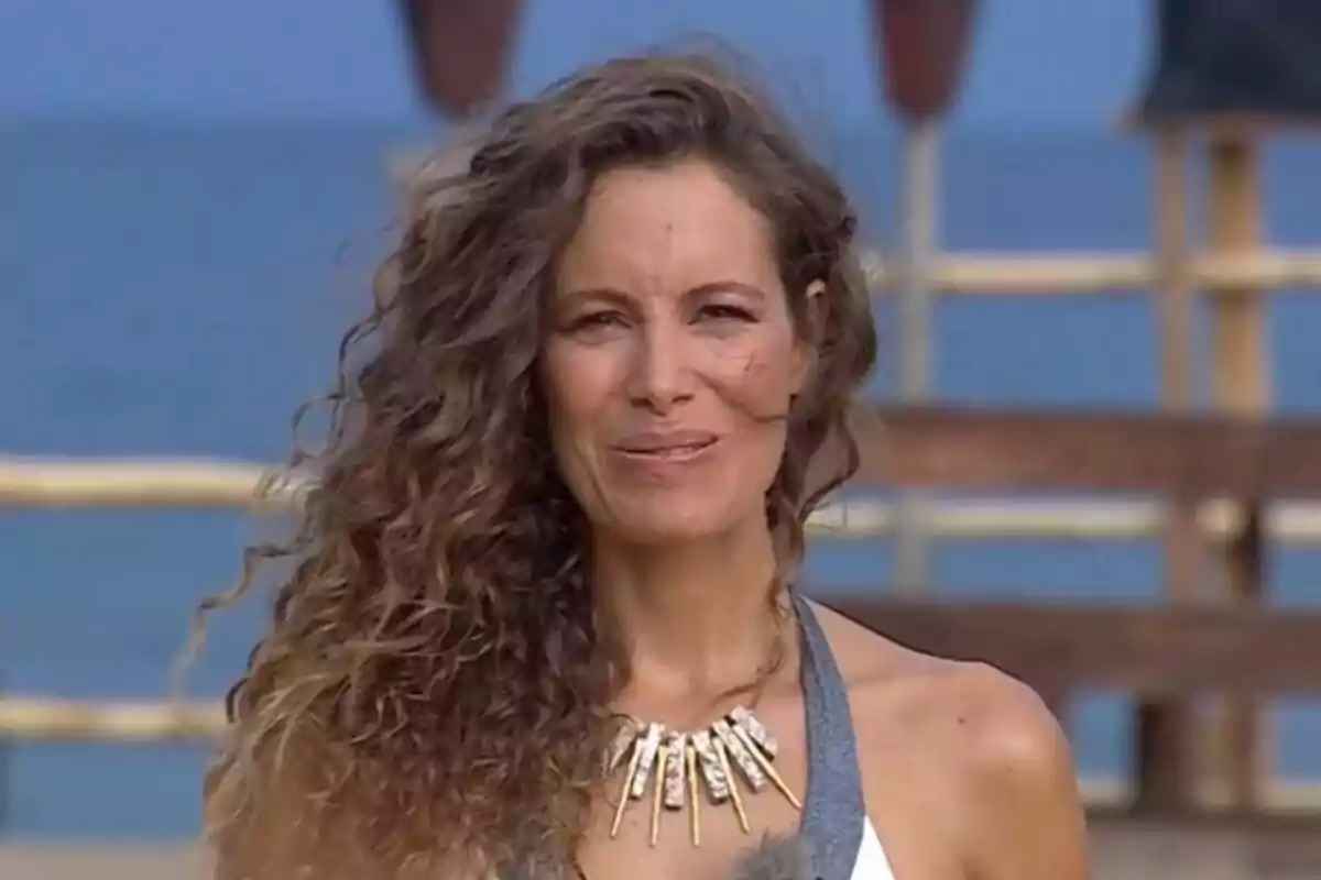 Laura Madrueño amb cabell arrissat i collaret posant davant d'un fons de platja. Captura de 'Supervivientes' el 7 de juliol de 2024 Laura Madrueño amb cabell arrissat i collaret posant davant d'un fons de platja. Captura de 'Supervivientes' el 7 de juliol de 2024