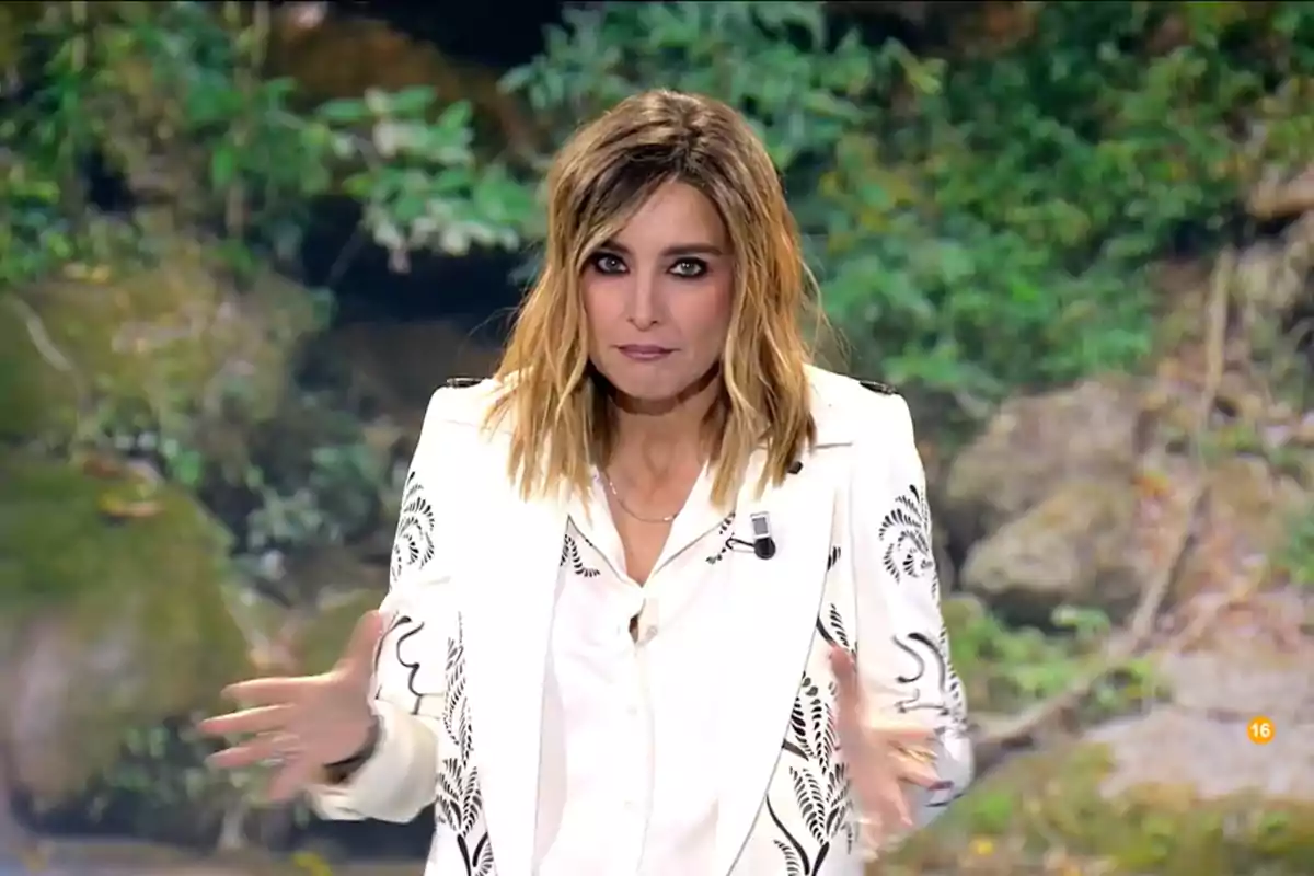 Sandra Barneda amb maquillatge fosc als ulls porta una jaqueta blanca amb detalls negres i està gesticulant davant d'un fons natural. Captura de 'Supervivientes'. Sandra Barneda amb maquillatge fosc als ulls porta una jaqueta blanca amb detalls negres i està gesticulant davant d'un fons natural. Captura de 'Supervivientes'.