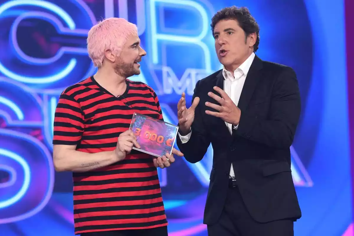 Fotografía de Manel Fuentes junto a Supremme de Luxe como ganadora de la gala de Tu Cara Me Suena Fotografía de Manel Fuentes junto a Supremme de Luxe como ganadora de la gala de Tu Cara Me Suena