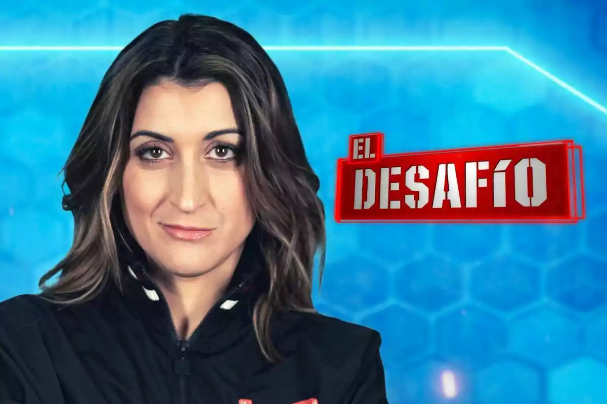 Susi Caramelo amb jaqueta negra davant d'un fons blau amb el logotip de "El Desafío".