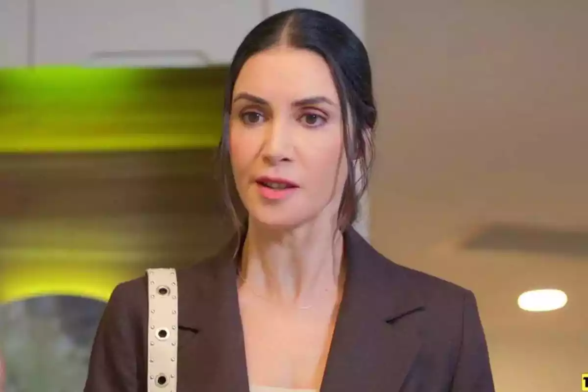 Captura de Suzan mirando hacia delante en Hermanos de Antena 3 Captura de Suzan mirando hacia delante en Hermanos de Antena 3