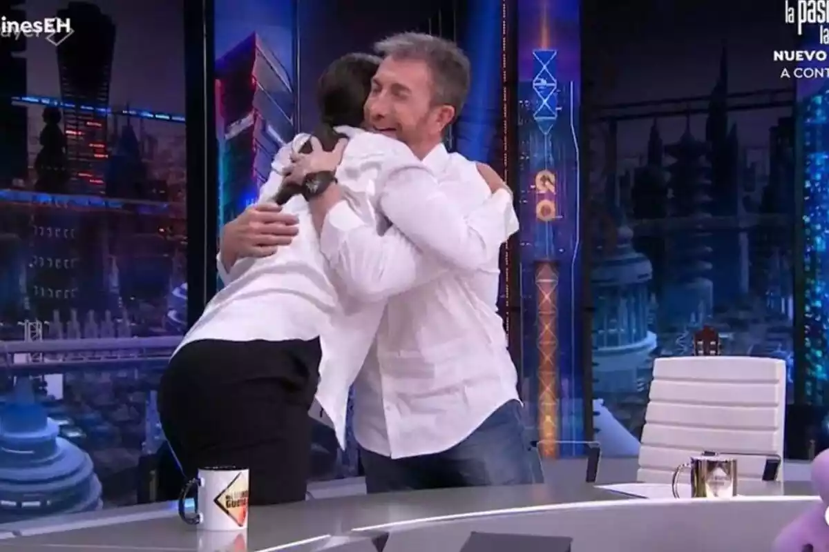 Captura de Tamara Falcó abraçant-se a Pablo Motos com a col·laboradora del Hormiguero Captura de Tamara Falcó abraçant-se a Pablo Motos com a col·laboradora del Hormiguero