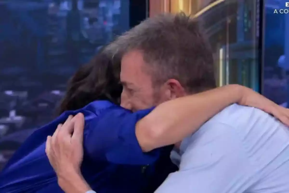 Tamara Falcó con una camisa azul y Pablo Motos abrazados en El Hormiguero. Tamara Falcó con una camisa azul y Pablo Motos abrazados en El Hormiguero.