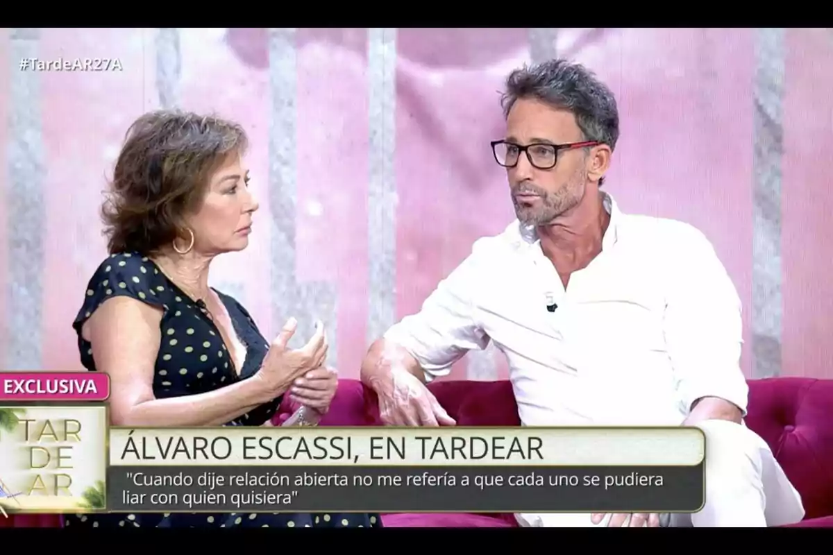 Ana Rosa Quintana y Álvaro Muñoz Escassi conversando en un programa de televisión llamado Ana Rosa Quintana y Álvaro Muñoz Escassi conversando en un programa de televisión llamado