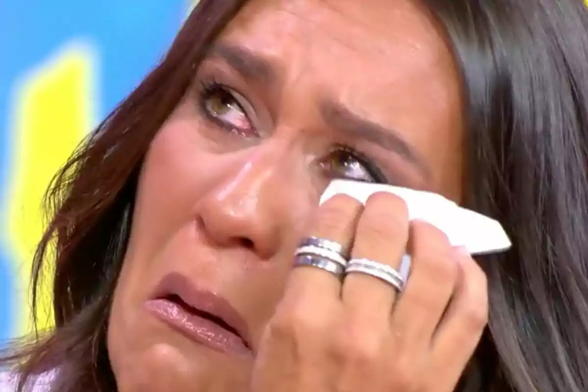 Laura Cuevas plorant mentre s'eixuga les llàgrimes amb un mocador a 'Tardear'.
