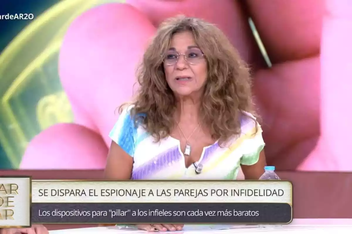 Captura de 'TardeAR' con Lolita Flores con gafas sentada en plató el 2 de octubre de 2023 Captura de 'TardeAR' con Lolita Flores con gafas sentada en plató el 2 de octubre de 2023