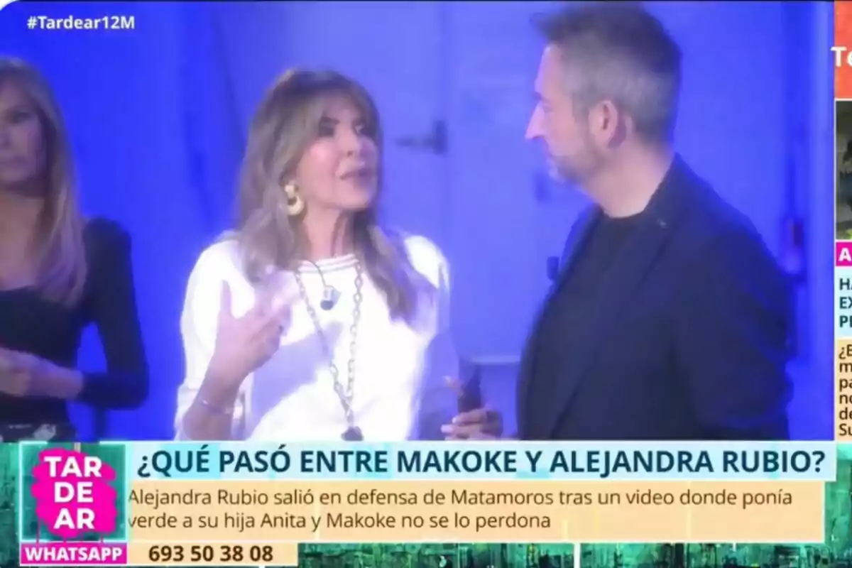 Persones conversant a 'TardeAR' amb un rètol que pregunta sobre un conflicte entre Makoke i Alejandra Rubio.