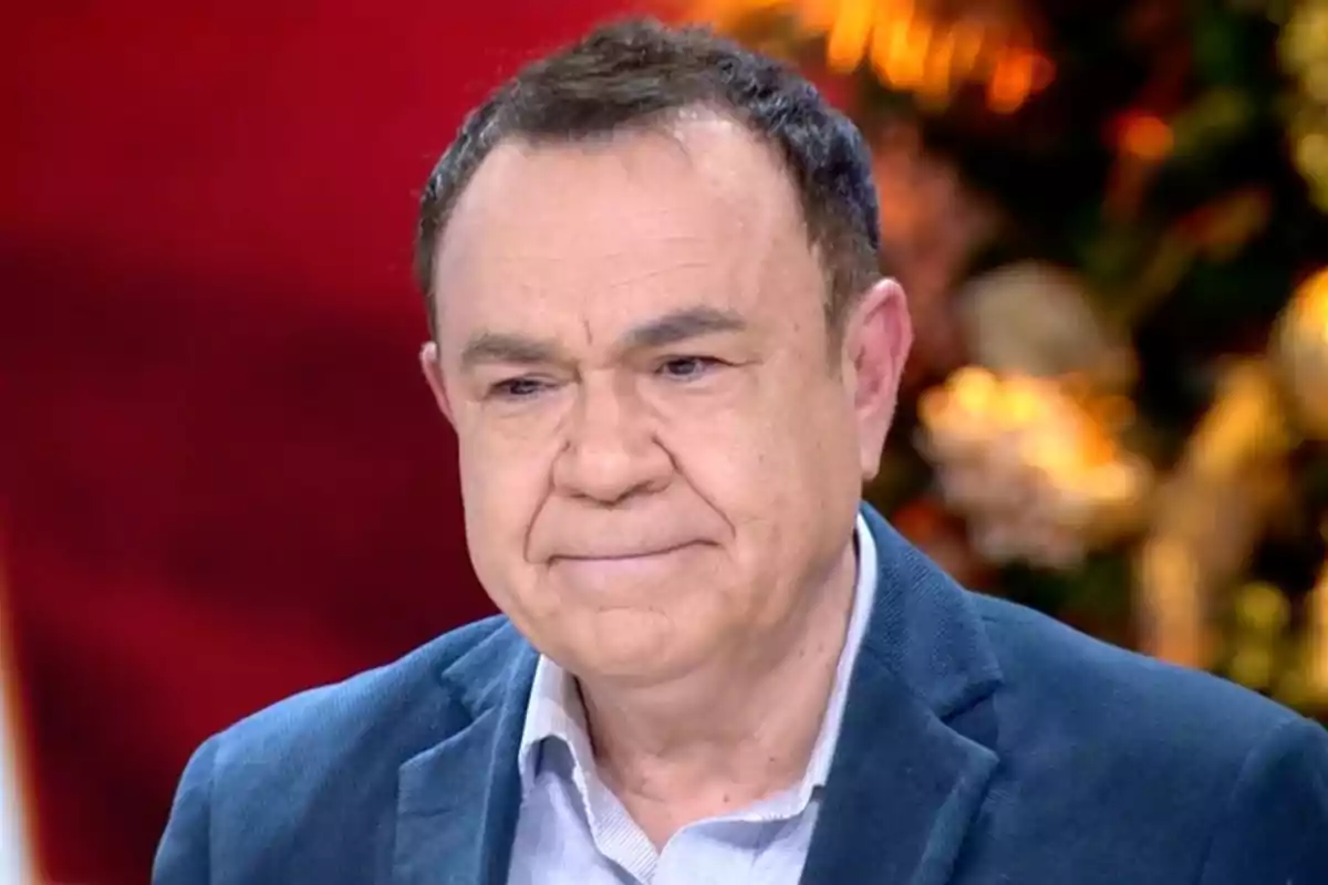Juan Luis Galiacho amb jaqueta blava i camisa blanca en un entorn amb fons desenfocat de colors càlids. Captura de 'TardeAR' Juan Luis Galiacho amb jaqueta blava i camisa blanca en un entorn amb fons desenfocat de colors càlids. Captura de 'TardeAR'