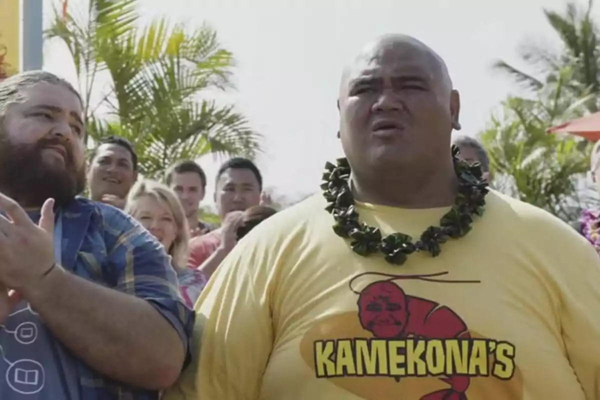 Captura de Taylor Wily rodeado de personas en la serie Hawaii 5.0 Captura de Taylor Wily rodeado de personas en la serie Hawaii 5.0