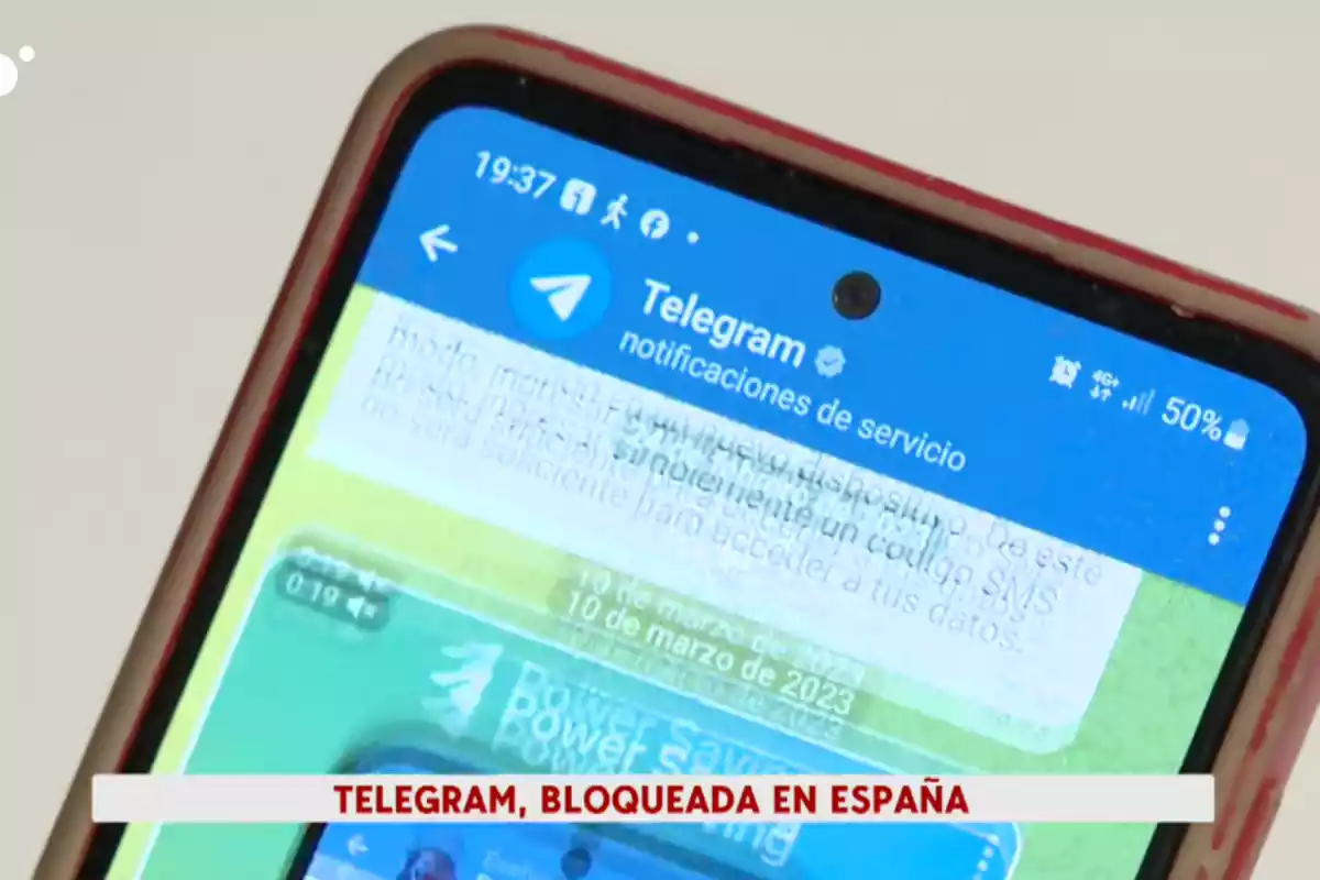 Un teléfono con la aplicación Telegram en la pantalla Un teléfono con la aplicación Telegram en la pantalla