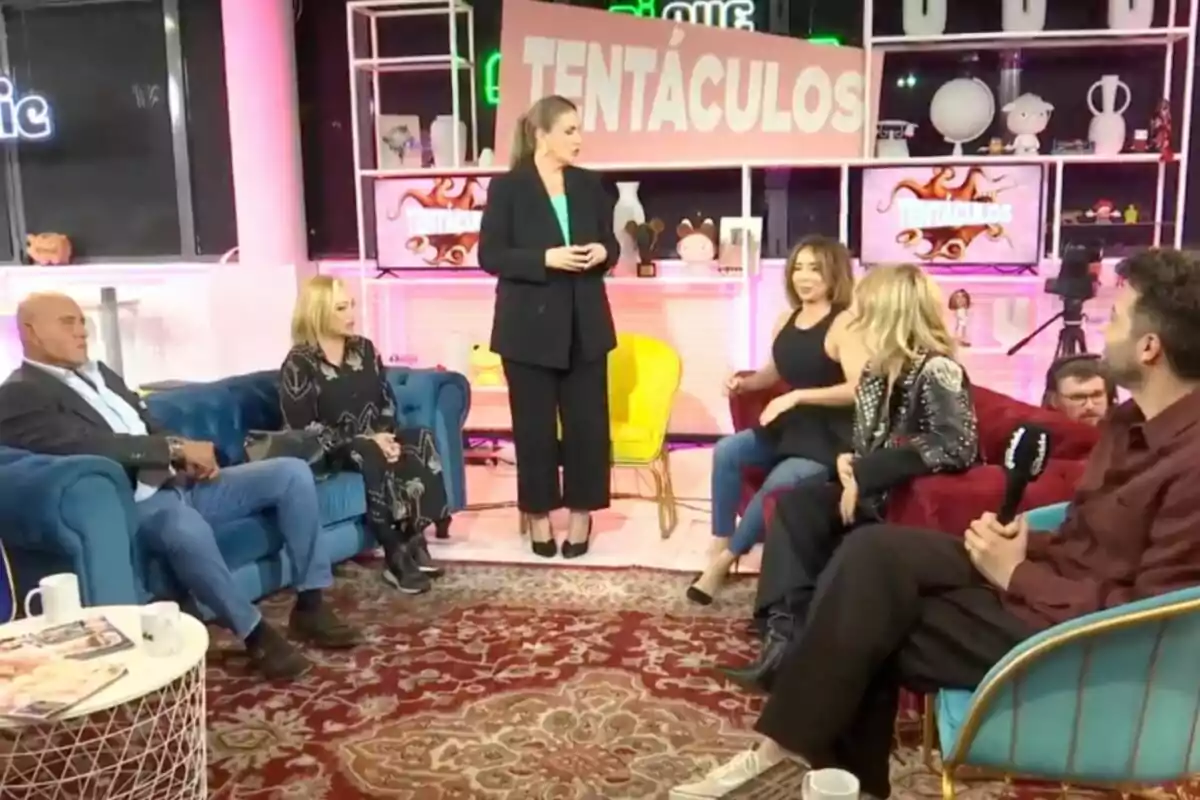 Un grupo de personas está participando en un programa de televisión llamado Un grupo de personas está participando en un programa de televisión llamado