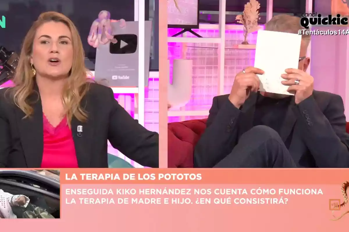 Carlota Corredera habla mientras Kiko Hernández se cubre el rostro con un papel en un programa de televisión, con un fondo de decoración moderna y un botón de YouTube visible. Captura de 'Tentáculos' Carlota Corredera habla mientras Kiko Hernández se cubre el rostro con un papel en un programa de televisión, con un fondo de decoración moderna y un botón de YouTube visible. Captura de 'Tentáculos'
