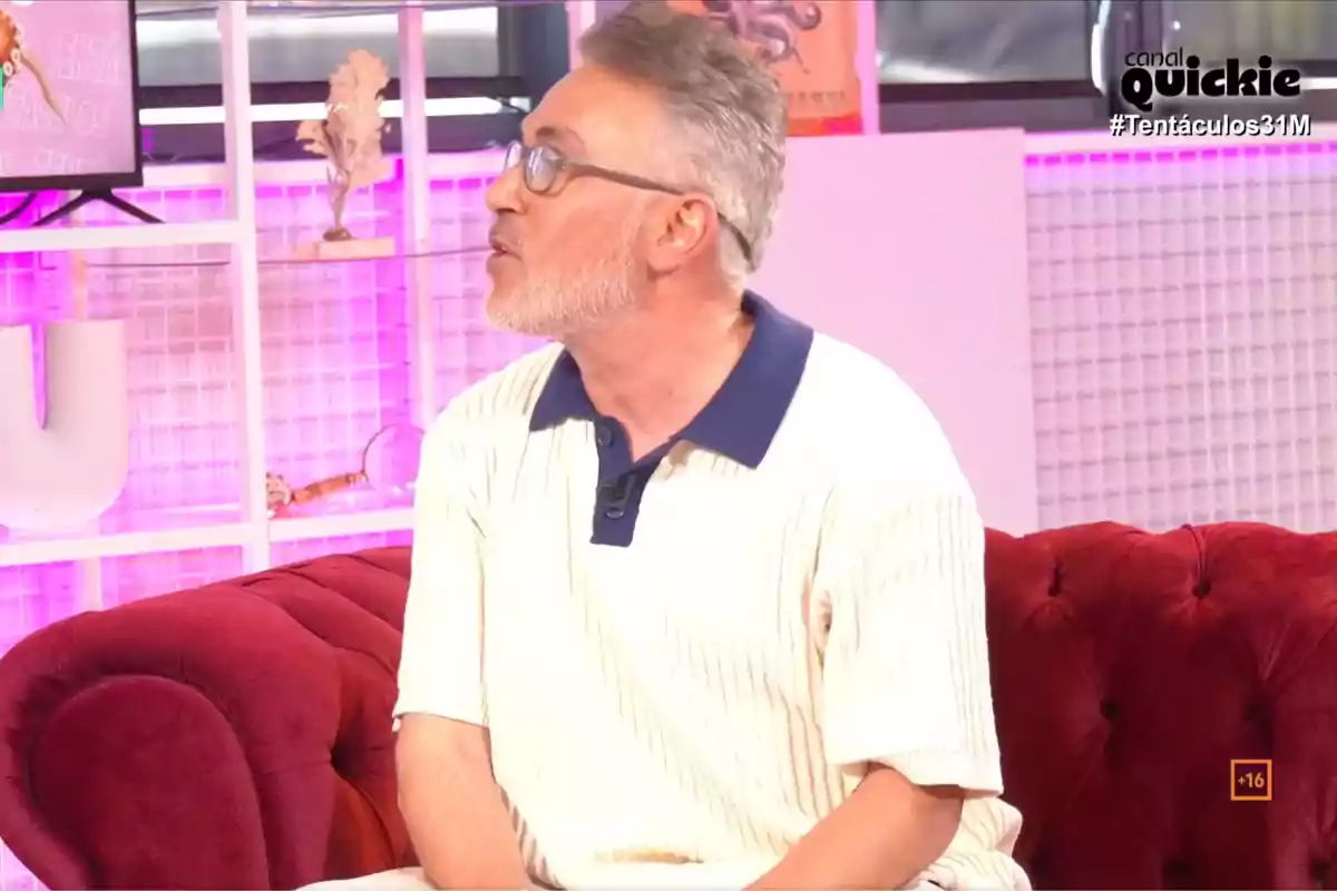Kiko Hernández está sentado en un sofá rojo en un estudio con luces rosadas. Captura de 'Tentáculos' Kiko Hernández está sentado en un sofá rojo en un estudio con luces rosadas. Captura de 'Tentáculos'