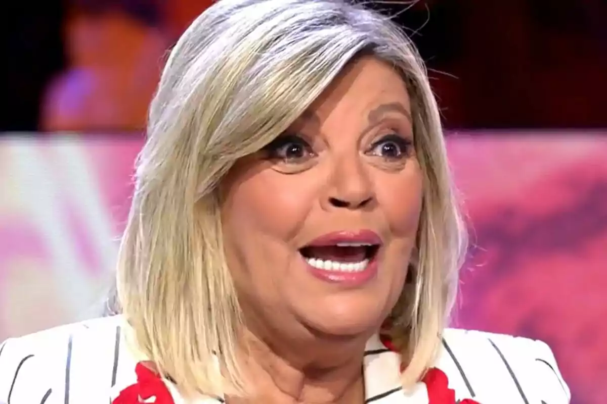 Terelu Campos con cabello rubio y expresión de sorpresa en un entorno iluminado en De Viernes. Terelu Campos con cabello rubio y expresión de sorpresa en un entorno iluminado en De Viernes.