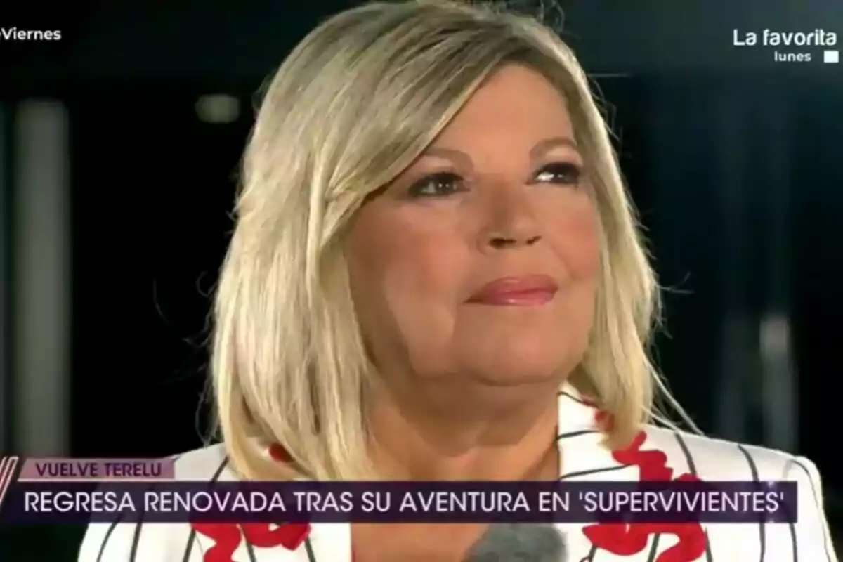 Terelu Campos rubia con un traje blanco con rayas negras y detalles rojos aparece en De Viernes con un texto que indica su regreso tras participar en un reality show. Terelu Campos rubia con un traje blanco con rayas negras y detalles rojos aparece en De Viernes con un texto que indica su regreso tras participar en un reality show.