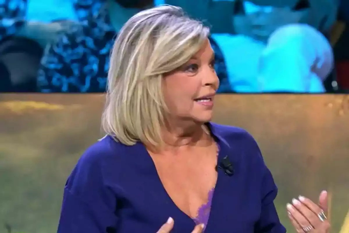 Terelu Campos rubia con cabello corto y vestida de azul está hablando en Supervivientes. Terelu Campos rubia con cabello corto y vestida de azul está hablando en Supervivientes.