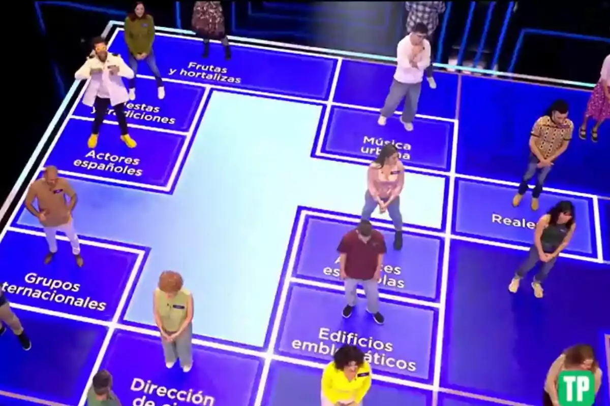 Personas de pie sobre un tablero luminoso de The Floor con categorías como Personas de pie sobre un tablero luminoso de The Floor con categorías como