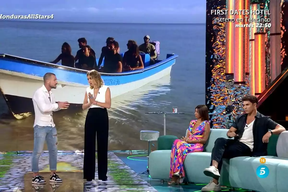 Captura de Tony Spina de pie junto a Sandra Barneda en el plató de Supervivientes, mientras que Kiko Jiménez está sentado al lado de Marieta Díaz Captura de Tony Spina de pie junto a Sandra Barneda en el plató de Supervivientes, mientras que Kiko Jiménez está sentado al lado de Marieta Díaz