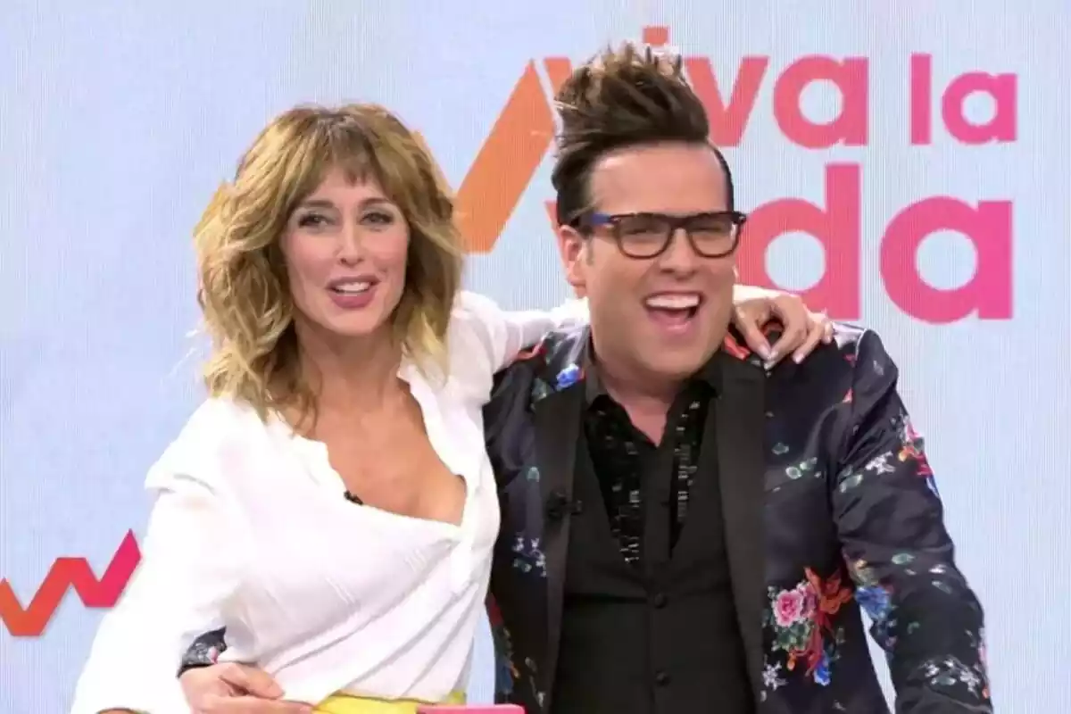 Captura de Emma García junto a Torito en Viva la Vida Captura de Emma García junto a Torito en Viva la Vida
