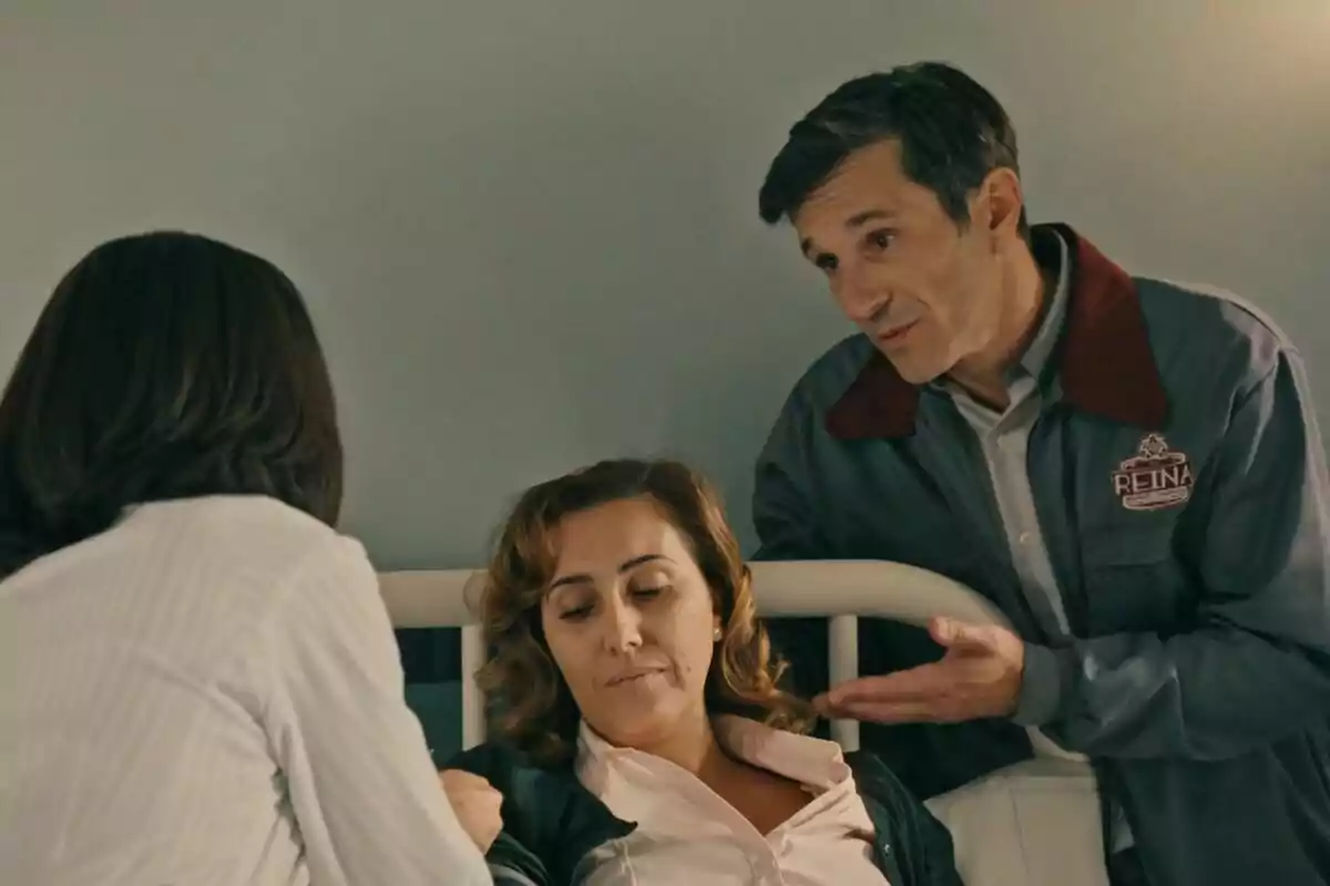 Tres personas interactúan en una habitación, una de ellas está recostada en una cama mientras Carolina Lapausa y Trigo Gómez parecen conversar con ella en Sueños de Libertad. Tres personas interactúan en una habitación, una de ellas está recostada en una cama mientras Carolina Lapausa y Trigo Gómez parecen conversar con ella en Sueños de Libertad.