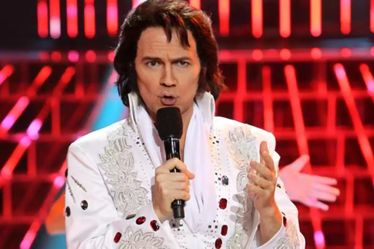 Captura de 'Tu cara me suena' con Santiago Segura imitando a Elvia Presley Captura de 'Tu cara me suena' con Santiago Segura imitando a Elvia Presley