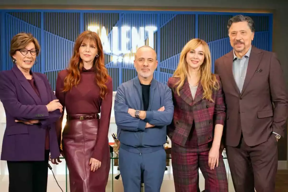 Marta Hazas, Javier Gutiérrez, Carlos Bardem, Manuela Velasco i Fiorella Faltoyano posant davant d'un fons amb la paraula 