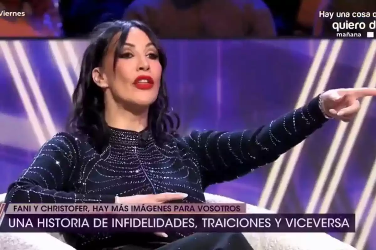 Fani Carbajo asseguda en un plató de televisió a 'De Viernes'