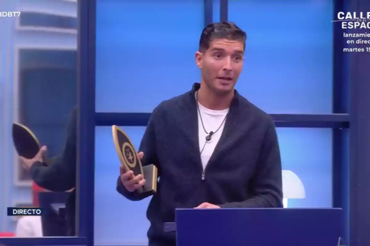 Álex Ghita se lleva el premio a 'Mejor Vestuario' por ser el que más critica a las espaldas