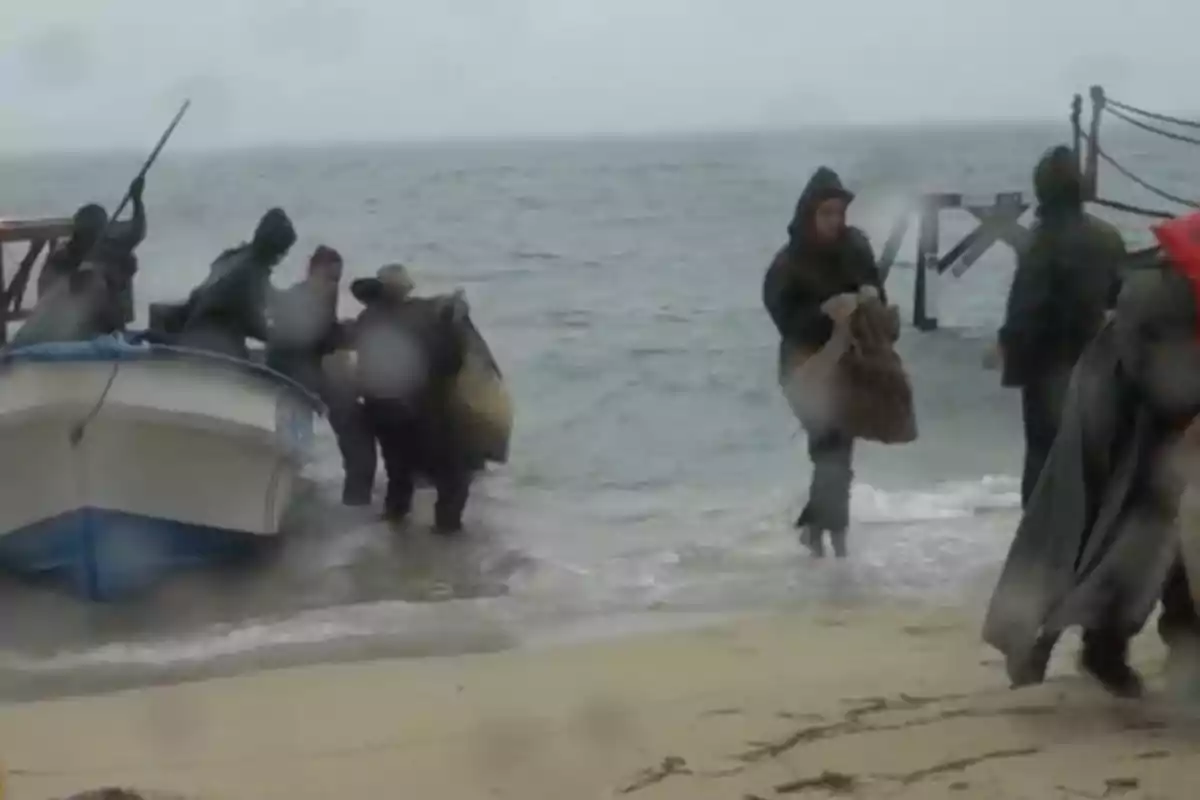 Los concursantes son evacuadas de la playa en 'Supervivientes' Los concursantes son evacuadas de la playa en 'Supervivientes'