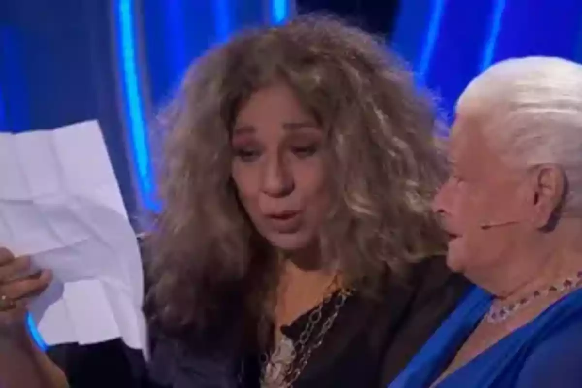 Lolita Flores en 'Hay una cosa que te quiero decir' con una fan Lolita Flores en 'Hay una cosa que te quiero decir' con una fan