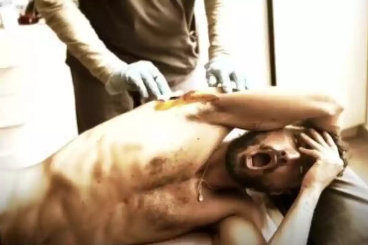 Joshua Velázquez atendido por los médicos de 'Supervivientes' Joshua Velázquez atendido por los médicos de 'Supervivientes'