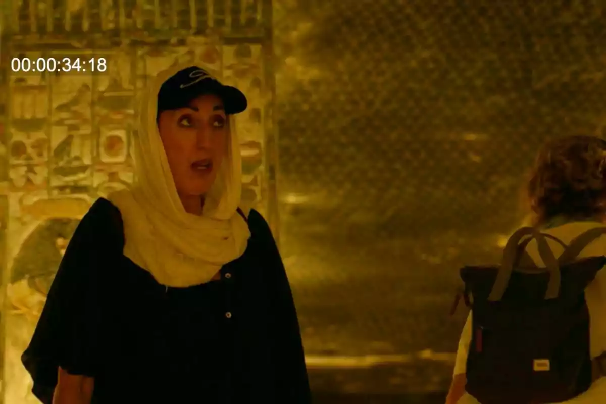 Rossy de Palma en 'Universo Calleja'' con velo y gorra está en Egipto con paredes decoradas, mientras otra persona con mochila está de espaldas. Rossy de Palma en 'Universo Calleja'' con velo y gorra está en Egipto con paredes decoradas, mientras otra persona con mochila está de espaldas.