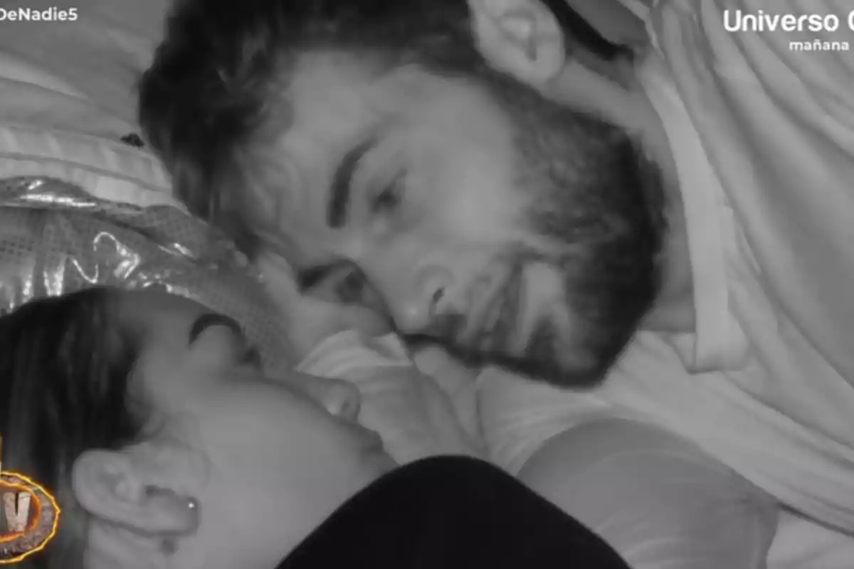 Anita y Montoya comparten un beso en 'Supervivientes'
