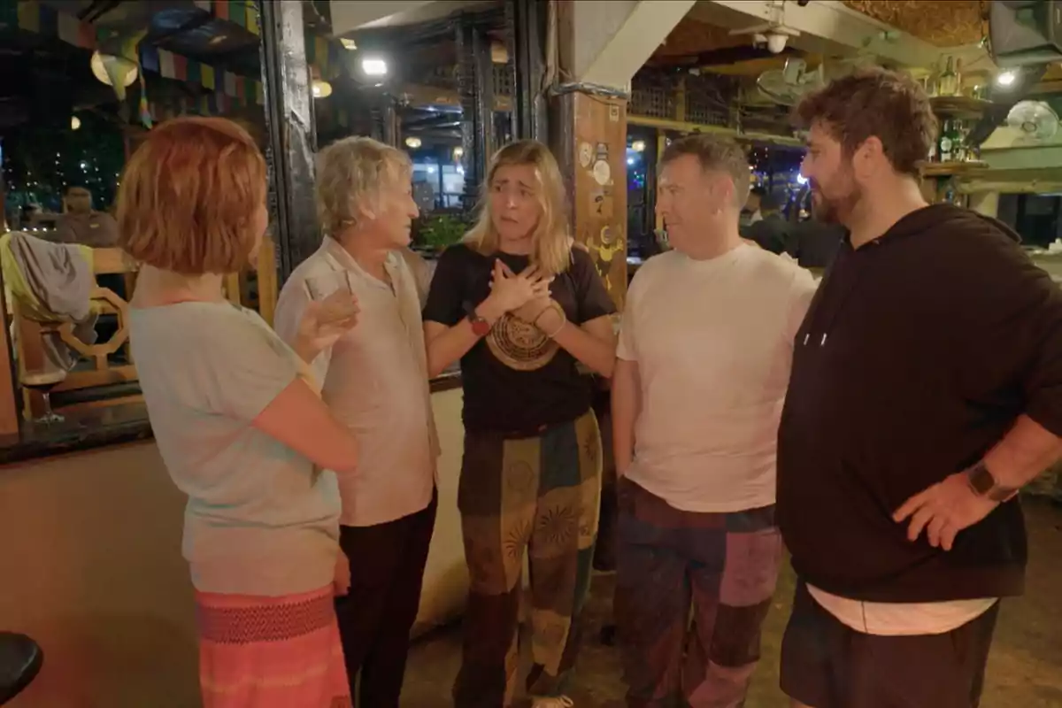 Un grupo de personas conversando animadamente en el interior de un bar. Captura de 'Universo Calleja' Un grupo de personas conversando animadamente en el interior de un bar. Captura de 'Universo Calleja'