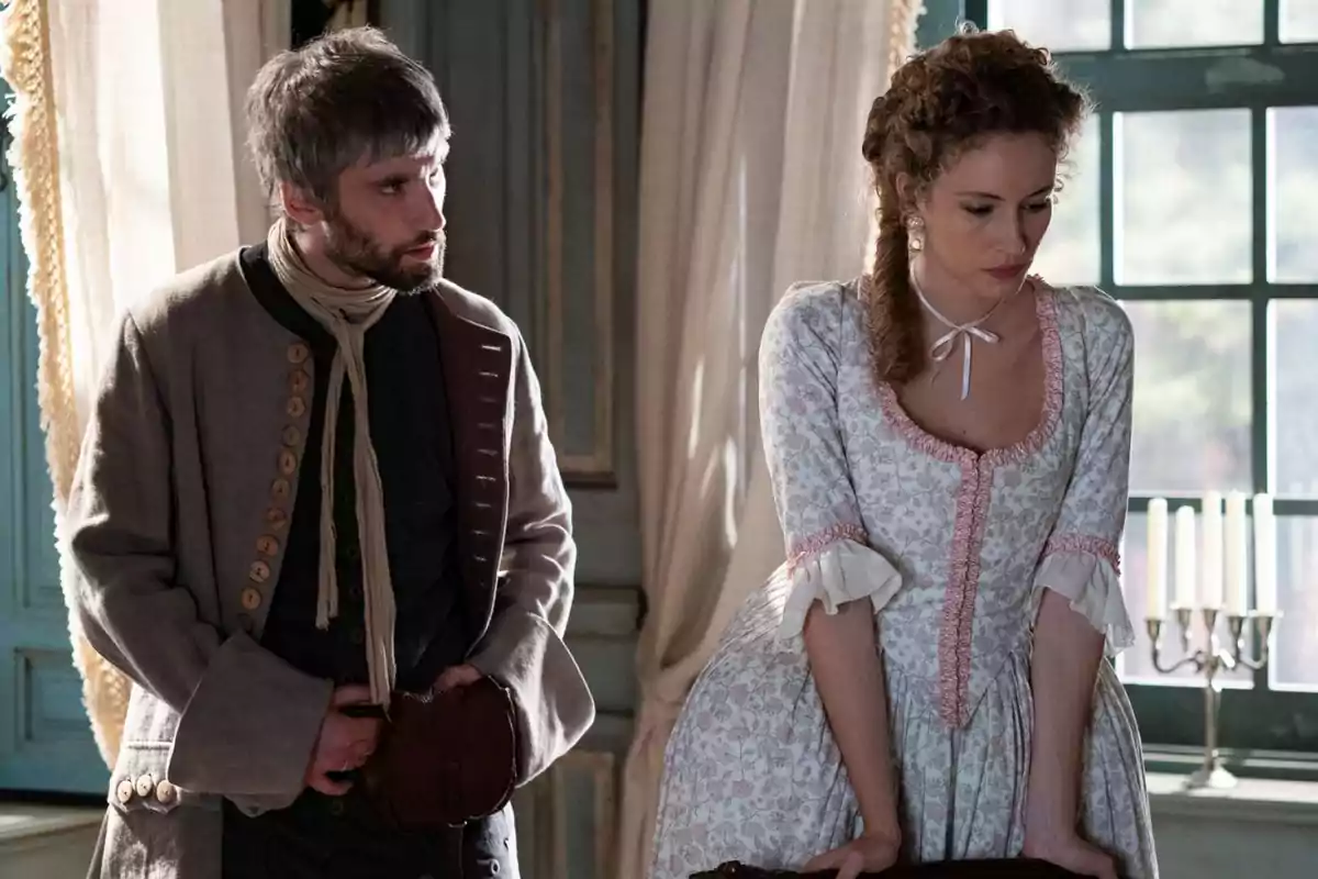 Gaspar i Irene vestides amb vestits d'època a una habitació il·luminada per la llum natural. Captura de 'Valle Salvaje' Gaspar i Irene vestides amb vestits d'època a una habitació il·luminada per la llum natural. Captura de 'Valle Salvaje'