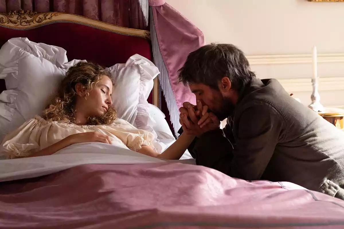 Irene duerme en una cama mientras Gaspar sostiene su mano con devoción. Captura de 'Valle Salvaje' Irene duerme en una cama mientras Gaspar sostiene su mano con devoción. Captura de 'Valle Salvaje'