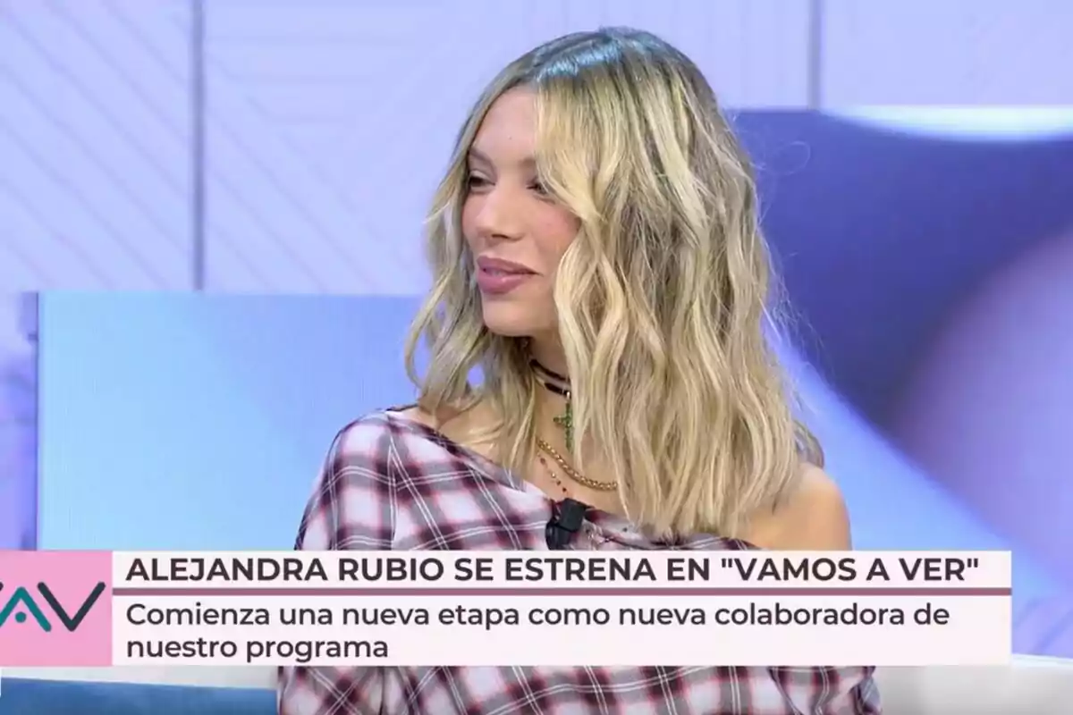 Alejandra Rubio con cabello rubio y ondulado, vestida con una camisa de cuadros, aparece en 'Vamos a Ver' con un texto en pantalla que dice: Alejandra Rubio con cabello rubio y ondulado, vestida con una camisa de cuadros, aparece en 'Vamos a Ver' con un texto en pantalla que dice:
