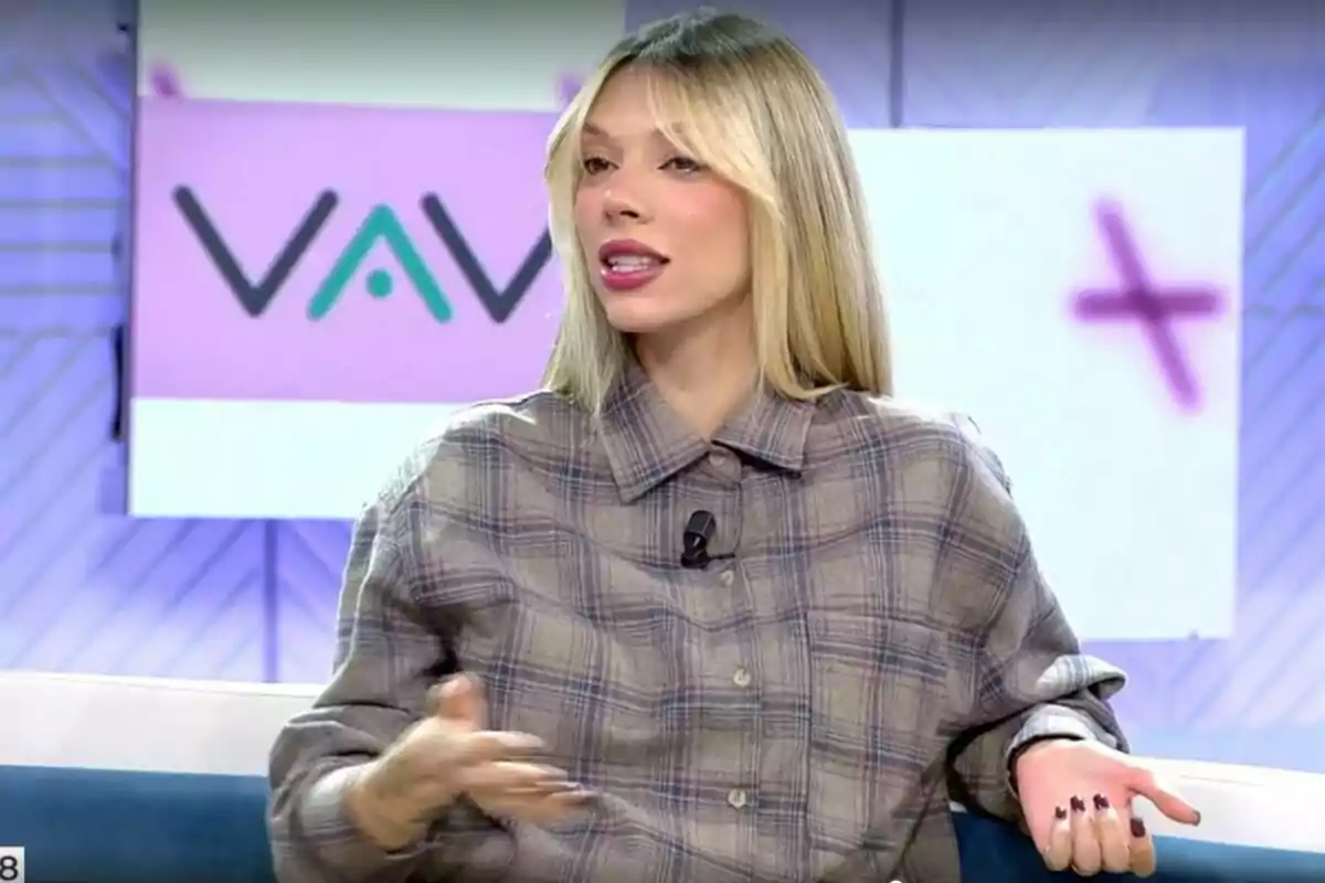 Alejandra Rubio amb cabell ros i camisa a quadres està asseguda a 'Vamos a veure', gesticulant mentre parla.
