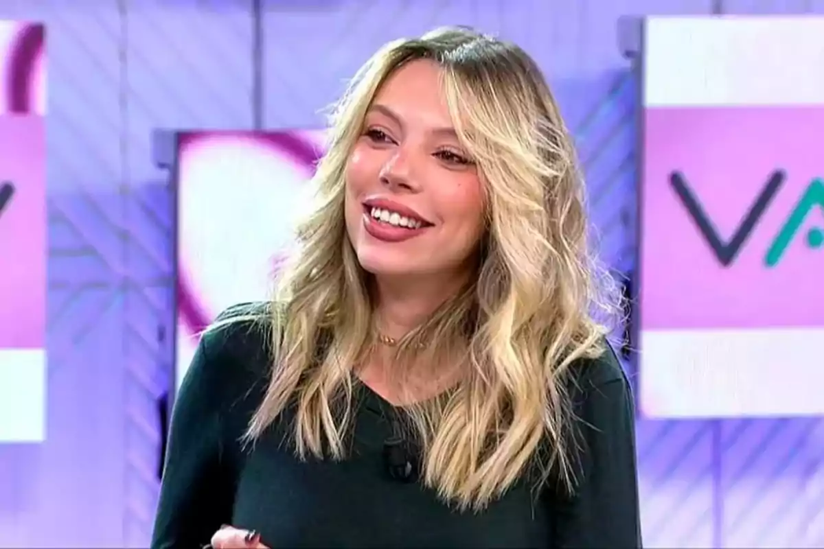 Alejandra Rubio con cabello rubio sonríe en un estudio de televisión con fondo colorido. Captura de 'Vamos a ver' Alejandra Rubio con cabello rubio sonríe en un estudio de televisión con fondo colorido. Captura de 'Vamos a ver'