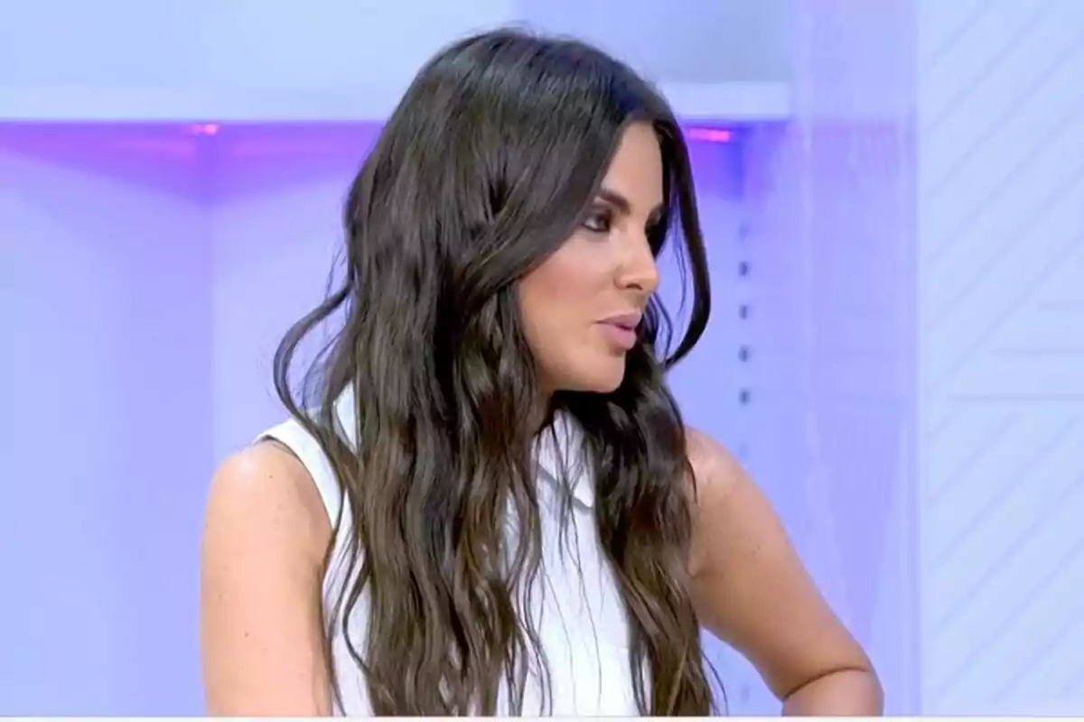 Alexia Rivas de cabello largo y oscuro con blusa blanca en un entorno de estudio con luces púrpuras. Captura de 'Vamos a Ver' el 5 de septiembre de 2024 Alexia Rivas de cabello largo y oscuro con blusa blanca en un entorno de estudio con luces púrpuras. Captura de 'Vamos a Ver' el 5 de septiembre de 2024
