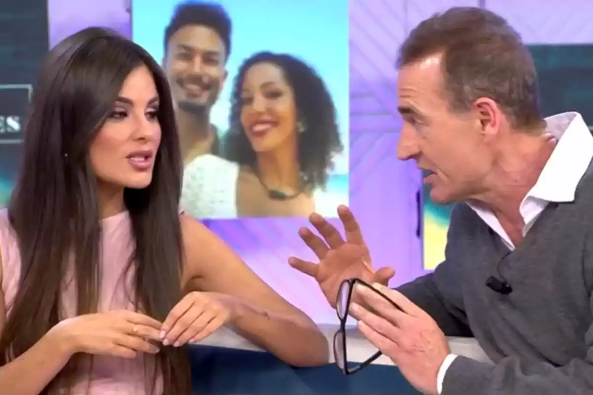 Alexia Rivas y Alessandro Lequio conversan en un programa de televisión, con una imagen de fondo que muestra a una pareja sonriendo. Captura de 'Vamos a ver' Alexia Rivas y Alessandro Lequio conversan en un programa de televisión, con una imagen de fondo que muestra a una pareja sonriendo. Captura de 'Vamos a ver'