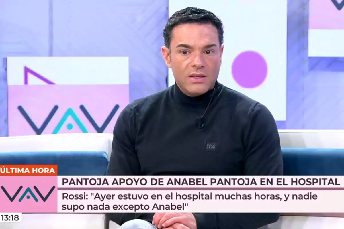 Antonio Rossi con suéter negro está sentado en un set de televisión con gráficos y texto en pantalla sobre una noticia de última hora. Captura de 'Vamos a ver' Antonio Rossi con suéter negro está sentado en un set de televisión con gráficos y texto en pantalla sobre una noticia de última hora. Captura de 'Vamos a ver'