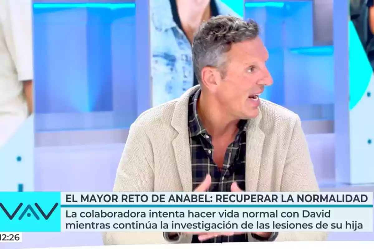Joaquín Prat hablando en un programa de televisión con un texto en pantalla que menciona el reto de Anabel para recuperar la normalidad. Captura de 'Vamos a ver' Joaquín Prat hablando en un programa de televisión con un texto en pantalla que menciona el reto de Anabel para recuperar la normalidad. Captura de 'Vamos a ver'
