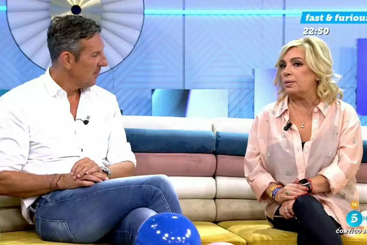 Captura de 'Vamos a Ver' con Joaquín Prat en camisa blanca y tejanos mirando a Carmen Borrego en camisa rosa y pantalones negros Captura de 'Vamos a Ver' con Joaquín Prat en camisa blanca y tejanos mirando a Carmen Borrego en camisa rosa y pantalones negros